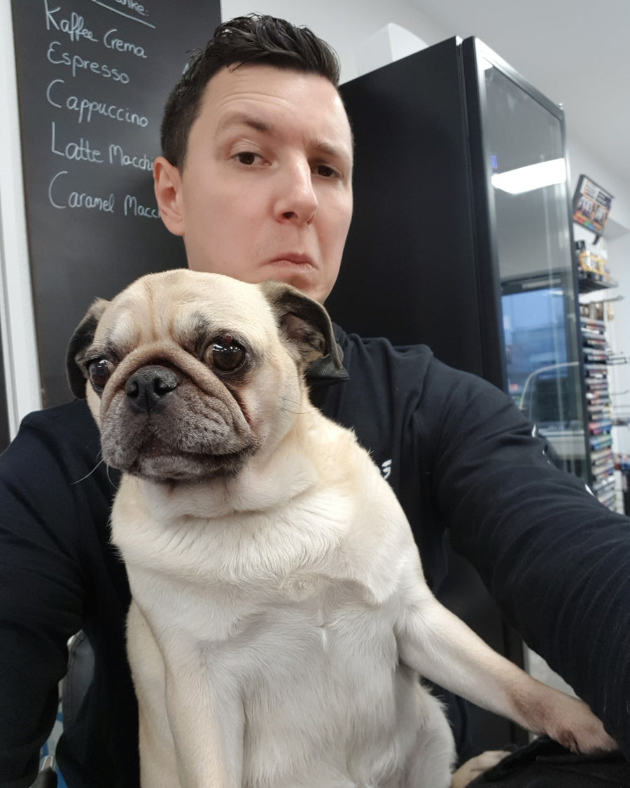 Lars und Zombie-Mops Lily von Urban ArtworX